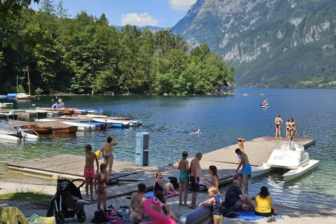 Največja gorenjska turistična sredi&scaron;ča, tudi Bohinj, so v teh dneh polna domačih in tujih gostov / Foto: Nika Topori&scaron;