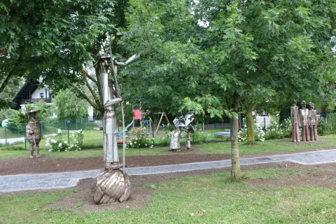 Nekaj Volaričevih del, ki so prej stala v domačem vrtu skulptur, je v parku na&scaron;lo nov dom. / Foto: Alenka Brun