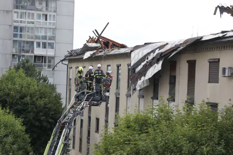 Neurje v Kranju, Bleiweisova cesta, stavba Kanarček, odkrita streha / Foto: Tina Dokl