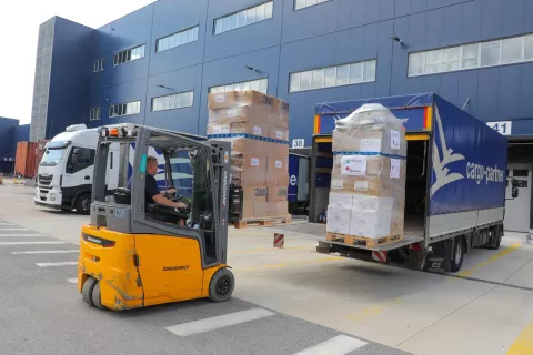 V po&scaron;iljki s 24 paletami v vrednosti več kot sto tisoč evrov je bilo največ medicinskega in sanitetnega materiala. / Foto: Tina Dokl