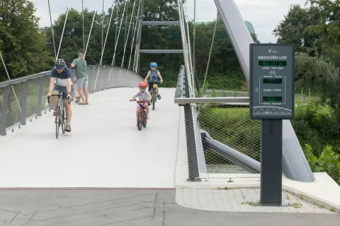 Medvo&scaron;ki lok, brv čez reko Savo v Medvodah, je zelo dobro sprejet tako med kolesarji kot pe&scaron;ci. / Foto: Peter Ko&scaron;enina