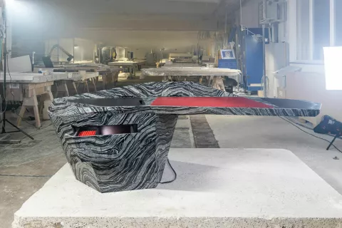 Podjetje Marmor Hotavlje je v sodelovanju z arhitektom in oblikovalcem Alexandrom Purcellom Rodriguesom izdelalo posebno mizo, ki ponazarja pomol iz naravne skale. / Foto: Marmor Hotavlje