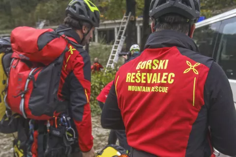 Policija, policijsko vozilo, intervencija, prometni prekršek, aretacija, pridržanje, posredovanje, kronika, umor, rop, kraja, policijska racija, policijski trak, Gasilci, požar, gasilsko vozilo, reševanje, nesreča, gašenje požara, intervencija, Gorska reševalna služba, GRS, reševanje v gorah, intervencija, helikoptersko reševanje, nesreča v gorah, planinci, zdrs, aki / Foto: Gorazd Kavčič