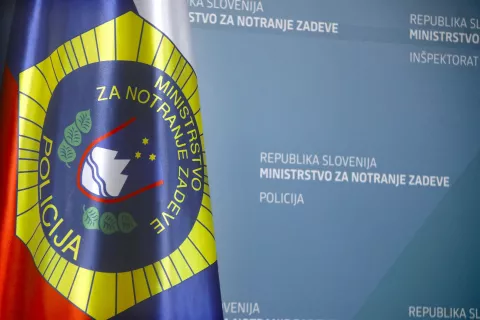 Policija, policijsko vozilo, intervencija, prometni prekr&scaron;ek, aretacija, pridržanje, posredovanje, kronika, umor, rop, kraja, policijska racija, policijski trak, Gasilci, požar, gasilsko vozilo, re&scaron;evanje, nesreča, ga&scaron;enje požara, intervencija, Gorska re&scaron;evalna služba, GRS, re&scaron;evanje v gorah, intervencija, helikoptersko re&scaron;evanje, nesreča v gorah, planinci, zdrs, aki / Foto: Gorazd Kavčič