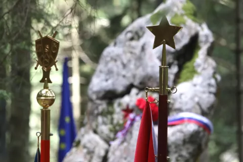 položitev venca sveča peterokraka zvezda partizani spomenik 8 padlim žrtvam Nem&scaron;ki okupator napad na Verbičeva koča Storži&scaron;ki bataljon dom pod Storžičem Storžič občina Tržič vas Lom pod Storžičem venec osvobodilna fronta planinska koča / Foto: Gorazd Kavčič