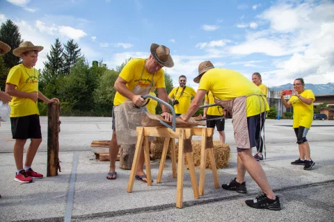 Ena od nalog, ki so jih imeli udeleženci, je bilo tudi žaganje drv. / Foto: Ale&scaron; Senožetnik