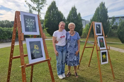 Avtorica razstave Angelca Križaj z vnukinjo Moniko