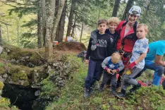 Pri čiščenju jame Vlečnica 1 so izkušenim jamarjem pomagali tudi najmlajši. / Foto: Jasna Paladin