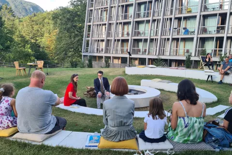 Jure Godler, glasbenik, pisatelj, igralec in komik, v pogovoru z Lucijo Grm na vrtu Hotela Bohinj v Ribčevem Lazu