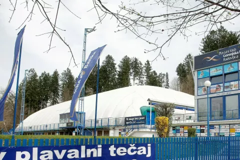 Staro balonsko ponjavo so v začetku letošnjega poletja še zadnjič odmaknili iznad radovljiškega bazena. Jeseni jo bo nadomestila nova, s staro pa bodo testno prekrili kamniški bazen. / Foto: Gorazd Kavčič