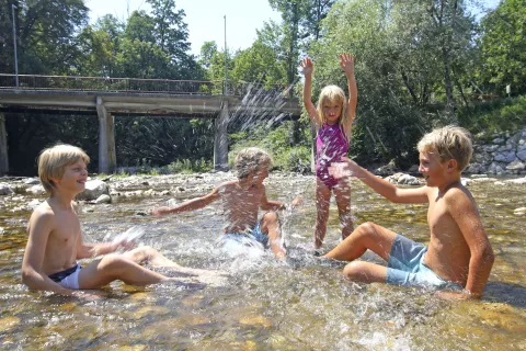 Vročinski val vročina kopanje otroci otroška igra kopanje v rekah reka Kokra / Foto: Gorazd Kavčič