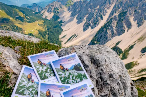 Novi dnevnik pohodniških poti je brezplačno na voljo v TIC Jesenice. / Foto: Nik Bertoncelj