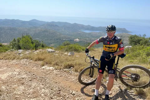 Iz Skrivene Luke do najvišjega vrha Lastova Hum smo kolesarili po skalnati poti. Vzpon je zahteven, ponuja pa čudovite razglede. / Foto: Maja Bertoncelj