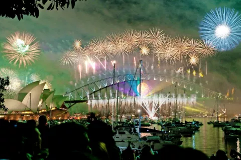Avstralski Sydney je eno tistih mest na svetu, ki prva vstopijo v novo leto. Levo je vidna silhueta slovite Opere. / Foto: Wikipedija / Foto: 