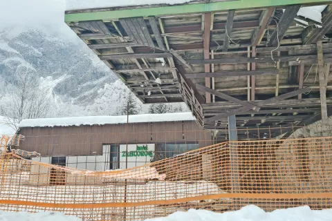 Stari, že desetletje zapuščeni in propadajoči Hotel Zlatorog v Ukancu bodo porušili in na njegovem mestu zgradili nov, sodoben hotelski kompleks. / Foto: 