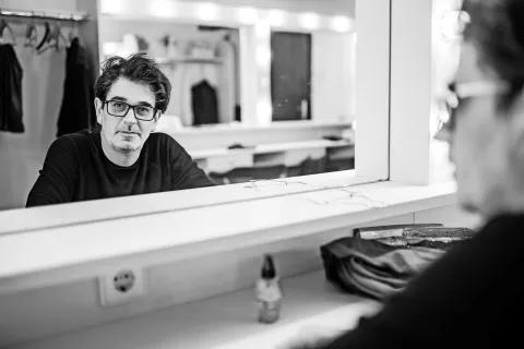 Ko je Bojan Trampuš tudi v ogledalu gledališke garderobe predvsem Bojan Trampuš. /Foto: Matic Ritonja / Foto: 