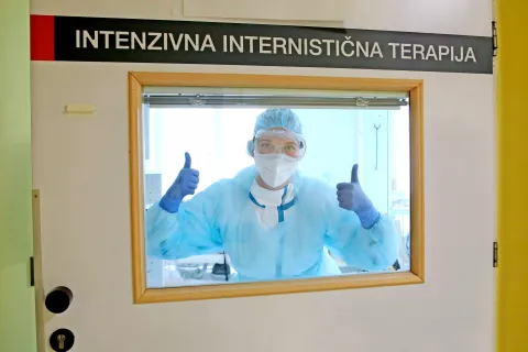 Včeraj je bilo v državi hospitaliziranih 624 covidnih bolnikov. Osebje na covidnem oddelku Splošne bolnišnice Jesenice predano skrbi tudi za najtežje bolne paciente, kljub preobremenjenosti pa delo opravljajo z dobro voljo in pozitivno energijo. Med njimi je tudi absolventka s Fakultete za zdravstvo Angele Boškin Tinkara Lukan, ki v bolnišnici opravlja študentsko delo. Ker jim nasmehe zakrivajo maske, pravijo, da se smejijo z očmi. / Foto: Gorazd Kavčič / Foto: 