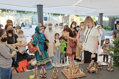 V Dubaju je Plečnikove jaslice in jaslice kot slovensko posebnost obiskovalcem predstavila vodja Muzeja jaslic na Brezjah dr. Andreja Eržen Firšt. / Foto: Muzej jaslic Brezje / Foto: 