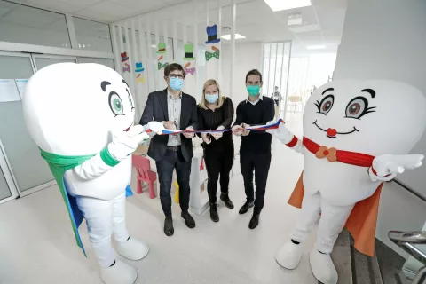 Simbolično odprtje prenovljene Zobne poliklinike v Kranju (z leve): kranjski župan Matjaž Rakovec, direktorica ZD Kranj Lili Žura in direktor OZG Matjaž Žura / Foto: Tina Dokl / Foto: 