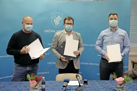 Pogodbe so podpisali župan Medvod Nejc Smole (v sredini), Roman Štrukelj, prokurist podjetja Lavaco (levo), in Miroslav Vidaković, direktor podjetja V3. / Foto: Gorazd Kavčič / Foto: 
