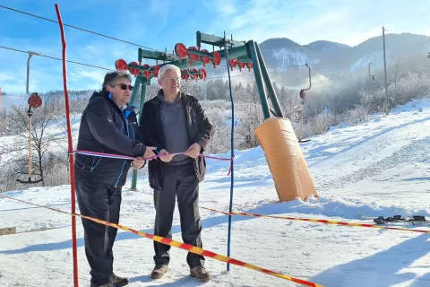 Franc Alain Furlani, direktor in solastnik družbe Furlani, in župan Bohinja Jože Sodja sta v petek tudi uradno odprla smučišče Kozji hrbet nad Bohinjsko Bistrico. / Foto: 