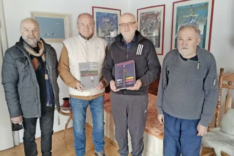 Del uredništva Žirovskega občasnika z novo številko in knjigo (z leve): Nace Naglič, Stane Kosmač, Miha Naglič in Franc Temelj / Foto: Janez Zupan / Foto: 