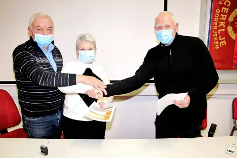 Pogodbo sta ob navzočnosti župana Franca Čebulja podpisala Blaž Kaplenik in Brigita Velše. / Foto: 