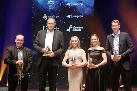 Športniki Franček Tiršek, Rašo Nesterović, Janja Garnbret, Nika Križnar in Rok Možič na prireditvi v Cankarjevem domu. Za Tadeja Pogačarja, Primoža Rogliča, Luko Dončića in Tino Trstenjak so priznanja prevzeli starši. / Foto: Gorazd Kavčič / Foto: 