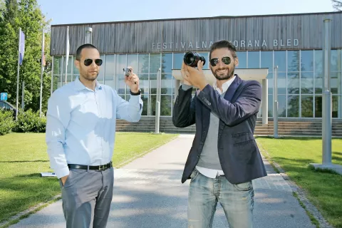 Marko Gajić (levo) in Danijel Utješanović iz časov, ko sta promovirala Blejski filmski festival / Foto: arhiv GG / Foto: 
