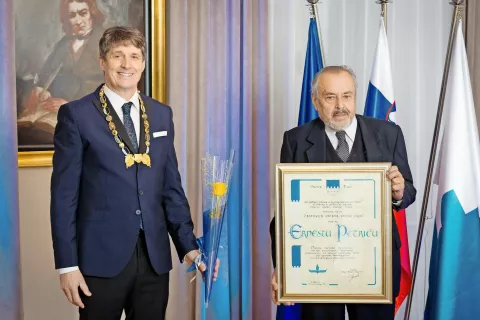 Župan je naziv častni občan občine Tržič podelil prof. dr. Ernestu Petriču. / Foto: Luka Rener / Foto: 