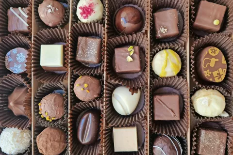 Čokoladne pralineje vam lahko zapakirajo v lično škatlico, lahko pa si jih privoščite v obliki bomboniere. / Foto: 