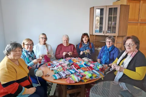 Članice ustvarjalnega krožka (od leve): Marjeta Dobravec, Fani Zupanec, Mateja Arhar, Minka Rizvič, Tatjana Muraja Oblak, Slavica Fajfar in Ivica Vreš / Foto: 