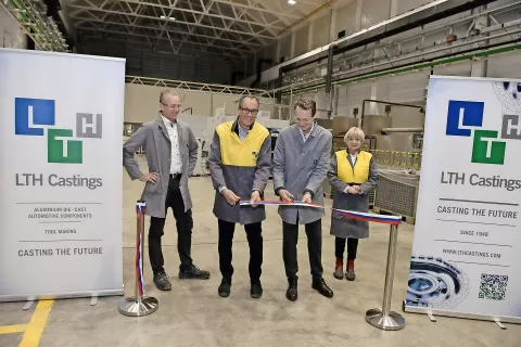 Trak sta prerezala Frank Wimmer iz skupine BMW in direktor LTH Castings Andrej Megušar, desno sta Rafael Javornik iz LTH Castings in Gertrud Rantzen, predsednica odbora Slovensko-nemške gospodarske zbornice. / Foto: LTH Castings / Foto: 