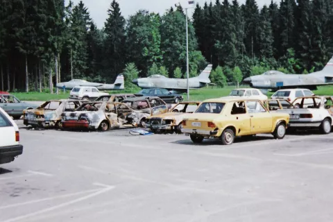 Brnik, parkirišče pred glavno letališko stavbo po napadu letal JLA, 28. junij 1991 / Foto: Bojan Lučovnik / Foto: 