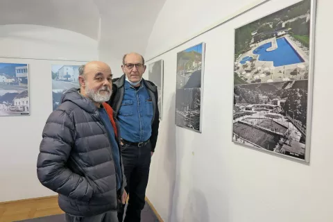 Fotografa Milan Malovrh in Stane Perko ob bazenu, ki je ob imenu Gorenjska plaža dobil tudi bolj morsko obliko. / Foto: 
