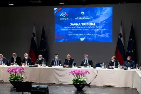 Javna tribuna vladne ekipe s predstavniki regije / Foto: KPV / Foto: 
