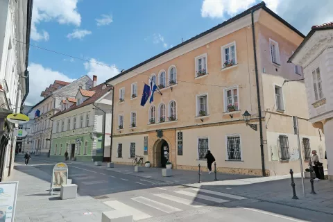 V postopku je še vedno tudi zahteva Meščanske korporacije Kamnik za vrnitev občinske upravne stavbe v Kamniku. / Foto: Jasna Paladin / Foto: 