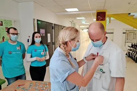 Rdečo pentljo si je pripel tudi zdravnik Robert Carotta, predstojnik urgentnega centra in državni koordinator za covidne bolniške postelje. / Foto: 