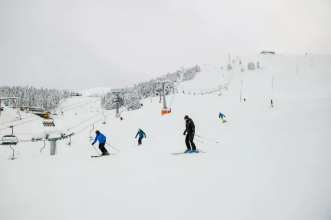 Smučišče Krvavec prekriva več kot meter debela snežna odeja. / Foto: Primož Pičulin / Foto: 