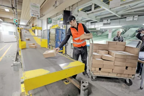 Epidemija je precej pospešila promet s poštnimi pošiljkami, zaradi česar namerava Pošta Slovenije v prihodnjem letu zaposliti dvesto dodatnih delavcev. Fotografija je simbolična. / Foto: Tina Dokl / Foto: 