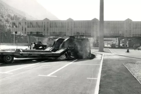 Na platoju Karavanke sta zgoreli vozili za prevoz tankov. V bojih je bila poškodovana tudi nova stavba; 30. junij 1991. / Foto: Slavko Hočevar / Foto: 