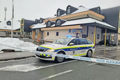 Zaradi sumljive pošiljke je bil včeraj dopoldne dostop do pošte na Dragoški ulici v Kranju onemogočen. / Foto: Tina Dokl / Foto: 