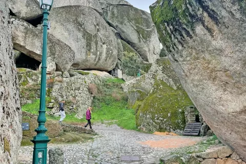 Sprehod med balvani nad vasjo Monsanto / Foto: 