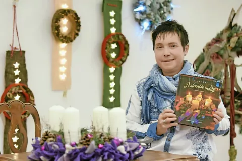 Dr. Sabina Šegula na predstavitvi priročnika v prostorih založbe Družina ta ponedeljek / Foto: 