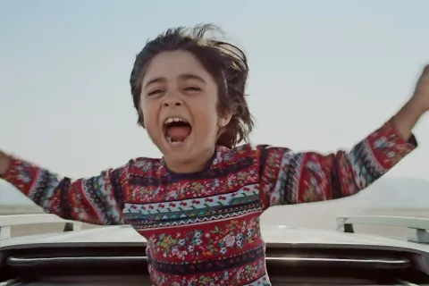 V filmu je vlogo mlajšega brata izjemno odigral takrat komaj šestletni Rayan Sarlak. / Foto: arhiv Liffa / Foto: 