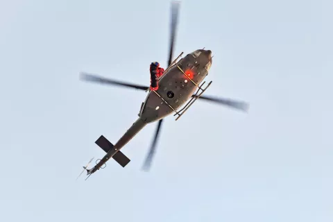 V soboto je dežurna ekipa reševalcev na Brniku na pomoč ponesrečenim planincem trikrat poletela z vojaškim helikopterjem, enkrat pa s policijskim. / Foto: Policija / Foto: 