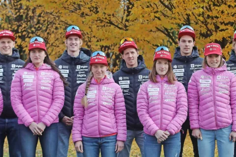 Slovenski biatlonci in biatlonke (od leve): Alex Cisar, trenerka Andreja Mali, Anton Vidmar, Tais Vozelj, Lovro Planko, Polona Klemenčič, Miha Dovžan, Živa Klemenčič, Rok Tršan, Nika Vindišar, Klemen Bauer in trener Janez Marič. Manjka Jakov Fak, ki ga na predstavitvi pred sezono zaradi bolezni ni bilo. / Foto: Gorazd Kavčič / Foto: 