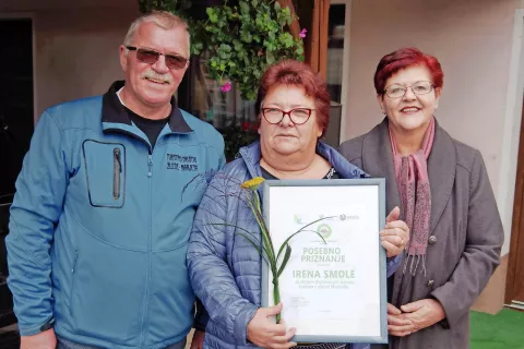 Turistična zveza Medvode je podelila tudi dve posebni priznanji. Enega od njiju je prejela Irena Smole, dolgoletna članica Turističnega društva Smlednik, za aktiven doprinos k razvoju turizma v občini Medvode. Priznanje sta ji podelila Vanja Ločniškar, predsednica Turistične zveze Medvode, in Jože Ločniškar, član ocenjevalne komisije. / Foto: Iztok Pipan / Foto: 