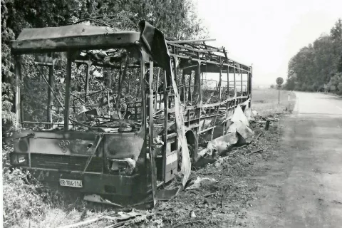 Sežgani avtobus ob letališču na regionalni cesti Kranj–Brnik je predstavljal barikado tankovski koloni JLA; 4. julij 1991 / Foto: Jure Cigler / Foto: 