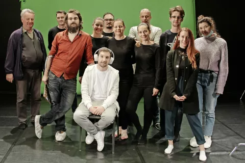 Snemalna ekipa videospota Verjemi vase. Pesem govori o ljudeh, ki ne vidijo ali slišijo, njeno sporočilo, da se moramo ne glede na vse sprejeti take, kot smo, se imeti radi in poskušati najti pozitivno v svojem življenju, pa se ujema s konceptom zgodovinskega dosežka za gluhe, naglušne in gluhoslepe – z vpisom znakovnega jezika v slovensko ustavo. / Foto: Brigita Stariha / Foto: 